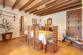 Traditional Charm With Private Pool