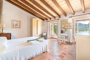 Traditional Charm With Private Pool