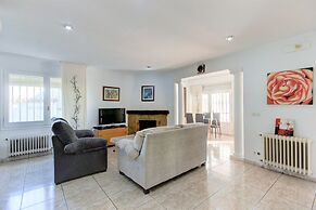 House in Empuriabrava With Private Pool