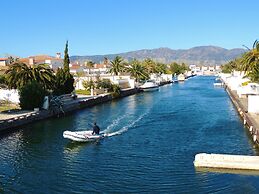 Apartment Empuriabrava Near Sandy Beach