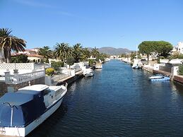 Apartment Empuriabrava Near Sandy Beach