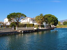 Apartment Empuriabrava Near Sandy Beach