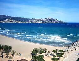 Apartment in Roses by Sta Margarita Beach