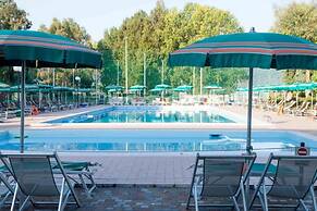 Residence with pool in Luni Mare