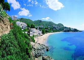 Beachfront Apartment in Platja Almadrava