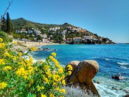 Beachfront Apartment in Roses