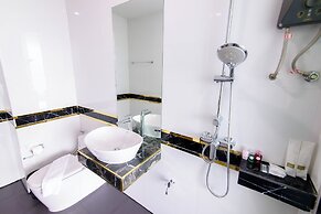 Bear & Bird Hotel