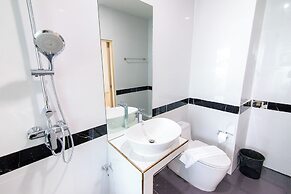 Bear & Bird Hotel