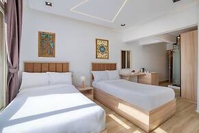Diamond pyramids hotel