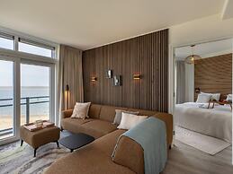 Lush Apartment With Water Views