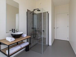 Lush Apartment With Water Views