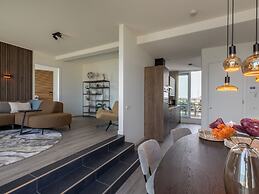 Lush Apartment With Water Views