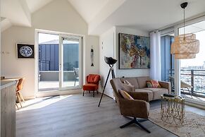 Lush Apartment With Water Views