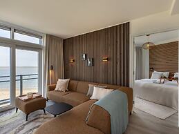 Lush Apartment With Water Views