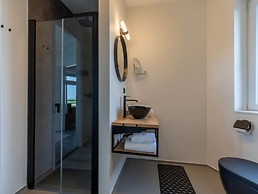 Lush Apartment With Water Views
