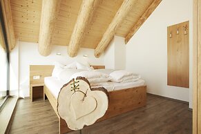 Cosy, Modern Canadian Wooden Chalet