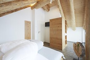 Cosy, Modern Canadian Wooden Chalet