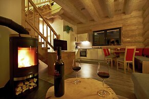 Cosy, Modern Canadian Wooden Chalet