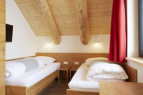 Cosy, Modern Canadian Wooden Chalet