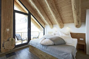 Cosy, Modern Canadian Wooden Chalet