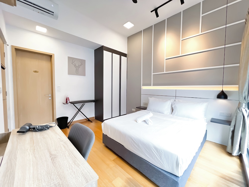 The Luxe by Manhattan Group