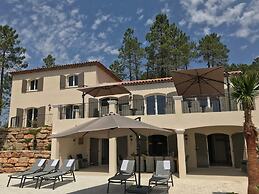 Contemporary Villa With Swimming Pool