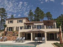 Contemporary Villa With Swimming Pool
