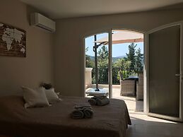 Contemporary Villa With Swimming Pool