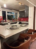 Gloucester - 2 Bed House - Sleeps 7 - Pet Friendly
