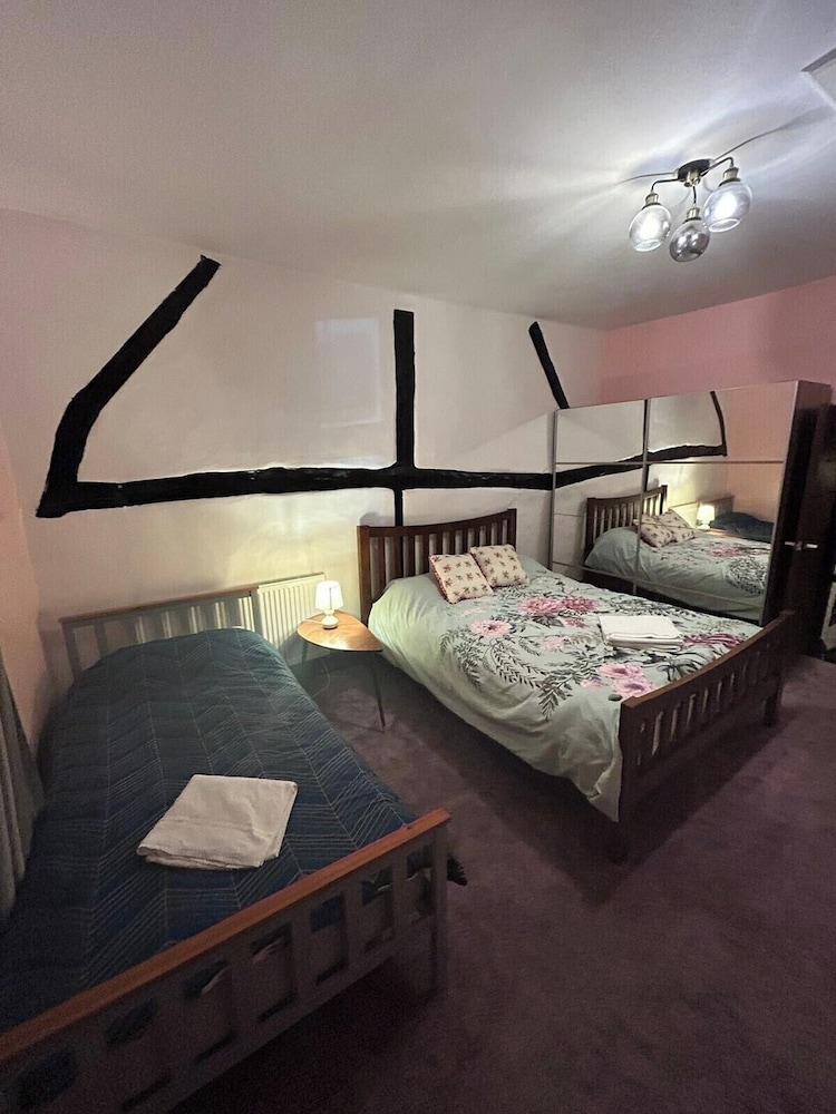 Gloucester - 2 Bed House - Sleeps 7 - Pet Friendly