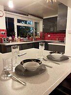 Gloucester - 2 Bed House - Sleeps 7 - Pet Friendly