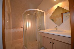 Amazing Apartment in Lanas With Large Garden