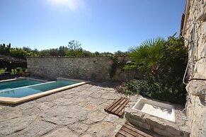 Amazing Apartment in Lanas With Large Garden