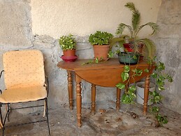 Amazing Apartment in Lanas With Large Garden