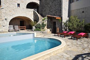 Amazing Apartment in Lanas With Large Garden