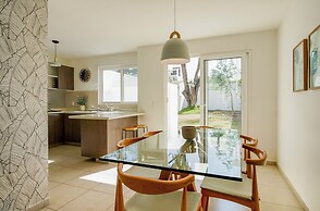 Family House with Pool & Garden in Leon