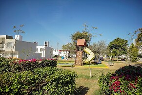 Family House with Pool & Garden in Leon