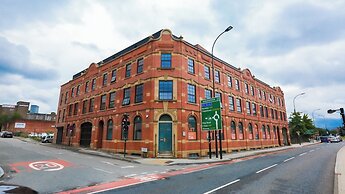 The Nichols Building Spacious 3-bedroom Apartment