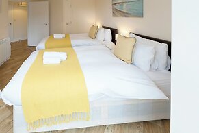 Stayzo Castle Point 6 Apartment - Premier Lodge