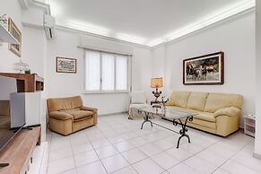 Cozy 2-Bedroom Flat with Balcony
