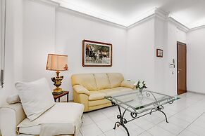 Cozy 2-Bedroom Flat with Balcony