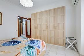 Cozy 2-Bedroom Flat with Balcony