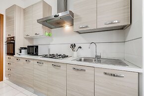 Cozy 2-Bedroom Flat with Balcony