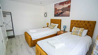 Modern 4-Bedroom Home with Free Parking