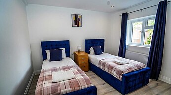 Modern 4-Bedroom Home with Free Parking