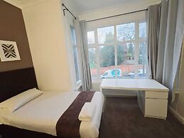 OYO Kingswood Hotel