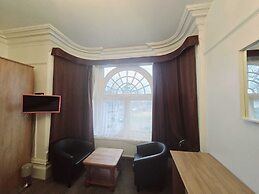 OYO Kingswood Hotel