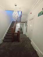 OYO Kingswood Hotel