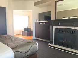 Blazing Stump Motel & Suites