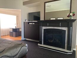 Blazing Stump Motel & Suites